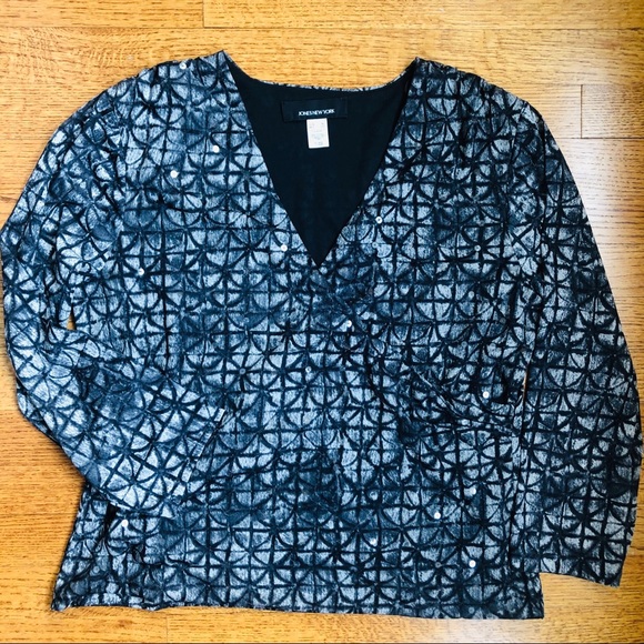 JONES NEW YORK GRAY-BLACK GEOMETRIC WRAP TOP - Picture 1 of 6